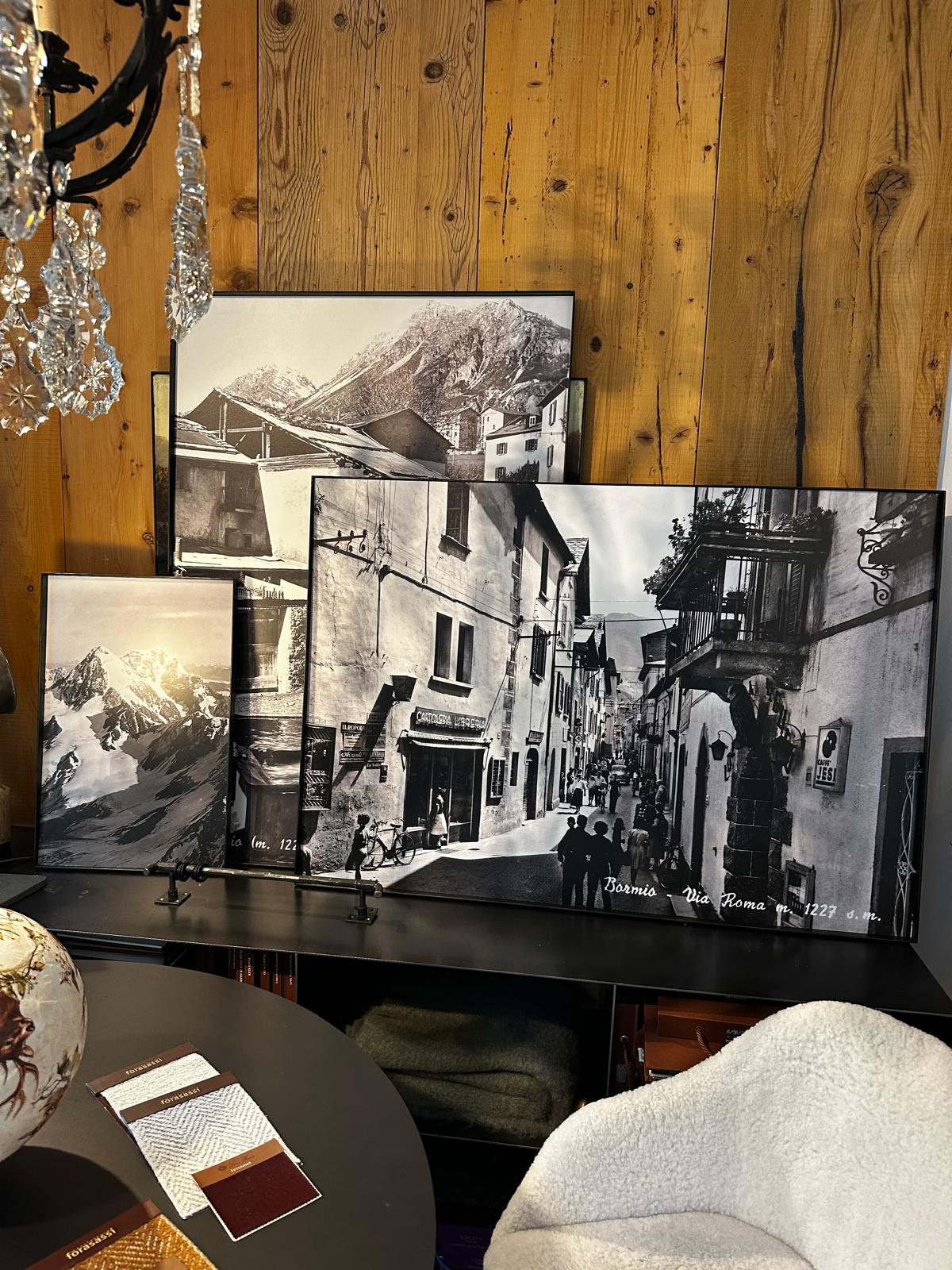 Stampe storiche di Bormio incorniciate appoggiate su una consolle